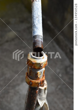 老舊家用水管上的維修痕跡出現劣化 134950528
