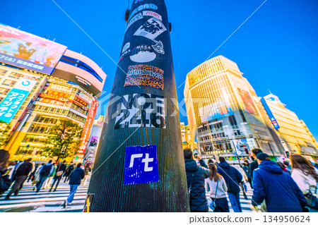 日本東京的城市景觀，新年頭三天又貼滿了貼紙……澀谷，入境遊客絡繹不絕，幾乎全是外國遊客。人們爭相搶奪被移除的柱子。 134950624