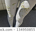 一張女人的腳被植物覆蓋的照片 134950855