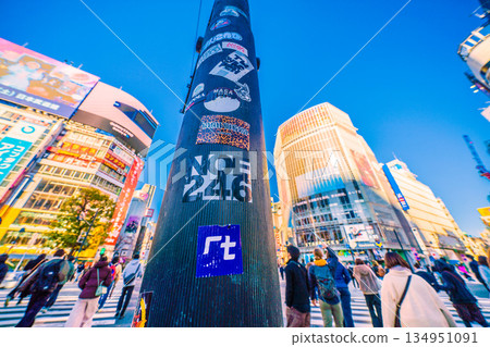 Stickers of Tokyo cityscape in Japan are back again... Shibuya continues to attract inbound tourists. Most of them are foreign tourists. A scramble for the removed pillars 134951091