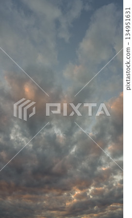 多雲的天空素材（垂直構圖） 134951631