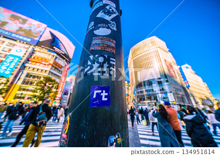 Stickers of Tokyo cityscape in Japan are back again... Shibuya continues to attract inbound tourists. Most of them are foreign tourists. A scramble for the removed pillars 134951814
