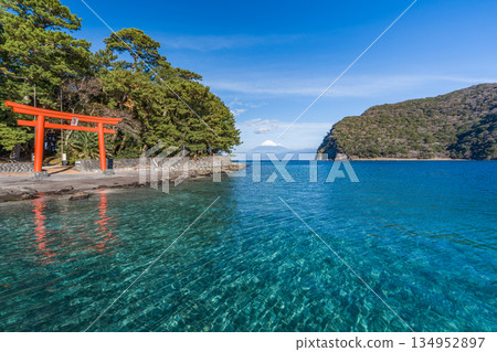 Morokuchi神社鳥居,駿河灣和富士山“戶田,沼津市” Morokuchi神社鳥居,駿河灣和富士山“戶田,沼津市” 134952897