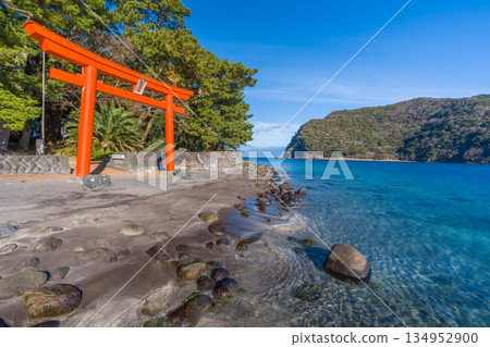 Morokuchi神社鳥居，駿河灣和富士山“戶田，沼津市” 134952900