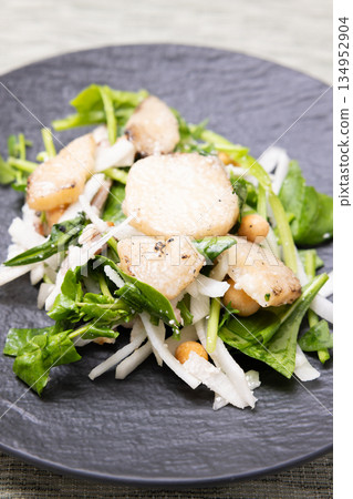 Delicious Japanese-style salad of roasted yam and spinach Delicious Japanese-style salad of roasted yam and spinach 134952904