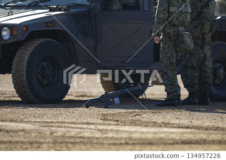 一支自動步槍放在一名自衛隊隊員的腳邊。 134957226