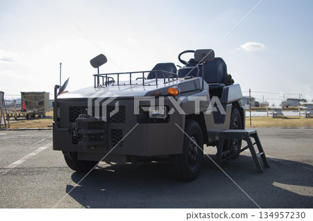 Aircraft towing vehicle Aircraft towing vehicle 134957230