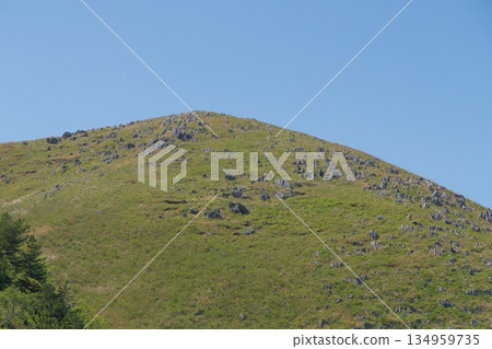從秋吉台喀斯特公路眺望惠伯希山 從秋吉台喀斯特公路眺望惠伯希山 134959735