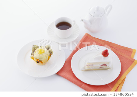 草莓蛋糕、白朗峰和茶具 134960554