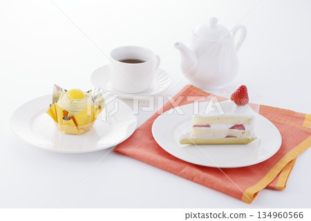 草莓蛋糕、白朗峰和茶具 草莓蛋糕、白朗峰和茶具 134960566