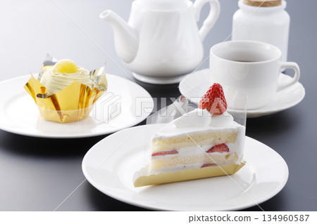 草莓蛋糕、白朗峰和茶具 134960587