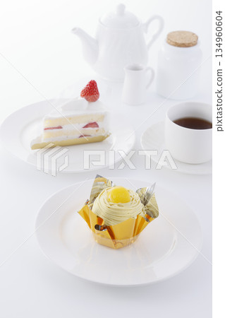 草莓蛋糕、白朗峰和茶具 草莓蛋糕、白朗峰和茶具 134960604