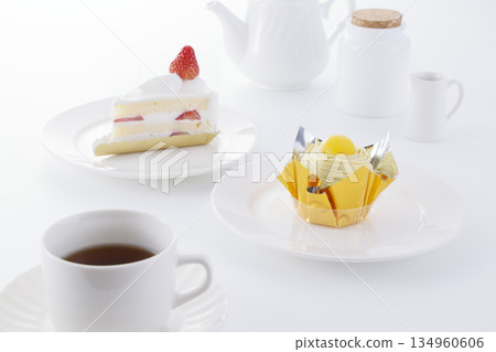 草莓蛋糕、白朗峰和茶具 134960606