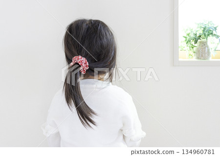 Back view of a girl with her hair tied in a ponytail (5 years old, Japanese, black hair) 134960781