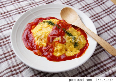 It looks tasty omelet rice 134960852