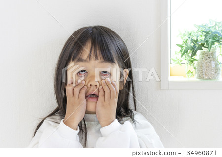 一個天真無邪的小女孩做了個鬼臉（5歲，日本） 134960871