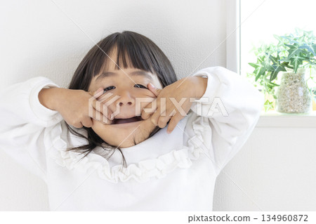 一個天真無邪的小女孩做了個鬼臉（5歲，日本） 134960872