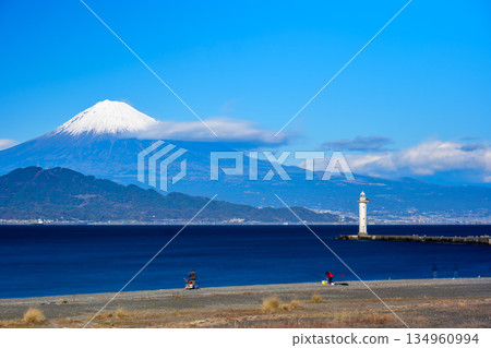 在靜岡縣清水市美穗真崎海灘，使用長曝光拍攝的富士山與流動的雲彩。 134960994