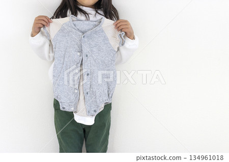 女孩抱著她的嬰兒衣服（5歲，日本） 134961018