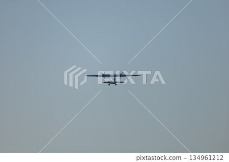 冬日清晨,一架小型螺旋槳飛機騰空而起,飛向蔚藍的天空。 冬日清晨,一架小型螺旋槳飛機騰空而起,飛向蔚藍的天空。 134961212