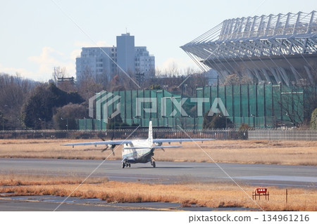 一架小型螺旋槳飛機在跑道上高速滑行 134961216