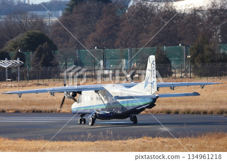 一架小型螺旋槳客機在跑道上等待起飛許可 134961218