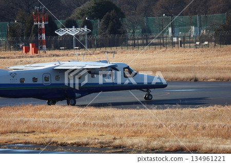 一架小型螺旋槳飛機正在進入跑道 一架小型螺旋槳飛機正在進入跑道 134961221