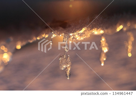 清晨,扶手上掛滿了冰柱。 清晨,扶手上掛滿了冰柱。 134961447