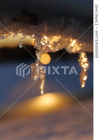 清晨，扶手上掛滿了冰柱。 134961448