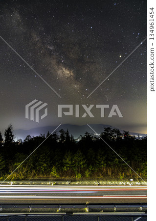 春日星空：銀河在山村中升起，高速公路上車轍清晰可見。 134961454