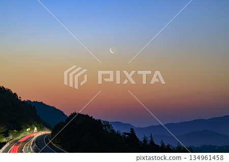 春日繁星點點，晨曦初露的明月，以及高速公路上的車轍 134961458