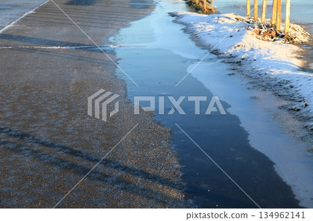 凍結的路面 134962141