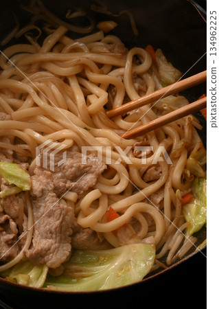 Making fried udon Making fried udon 134962225