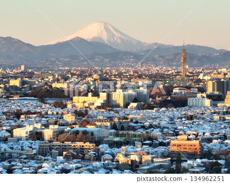 <Aerial view> Mount Fuji overlooking the snowy city center and the white town at dawn <Aerial view> Mount Fuji overlooking the snowy city center and the white town at dawn 134962251