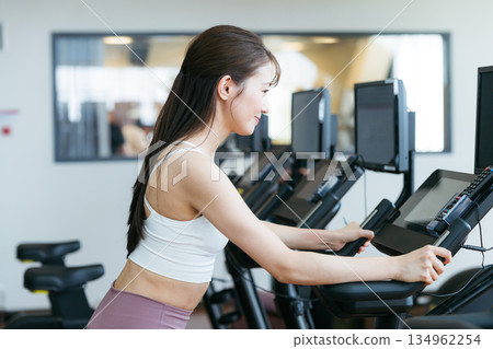 Young woman training in a sports gym Young woman training in a sports gym 134962254