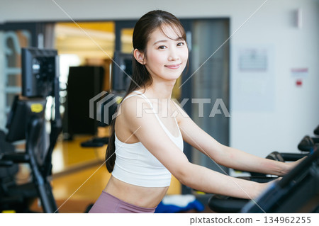 年輕女子在健身房訓練 134962255