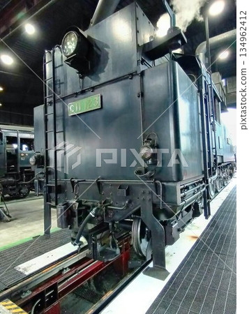 三輛SL Taiju型列車、C11型蒸汽機車和C11123型機車整齊地停放在圓形車庫內。 134962412