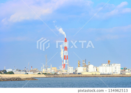 這是位於三重縣四日市的一座石化綜合體，擁有眾多工廠設施。 134962513