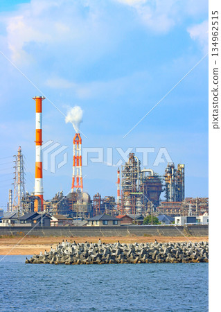 這是位於三重縣四日市的一座石化綜合體，擁有眾多工廠設施。 134962515