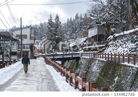 People walking along the snow-covered temple path | Quiet winter scenery in Japan 134962788