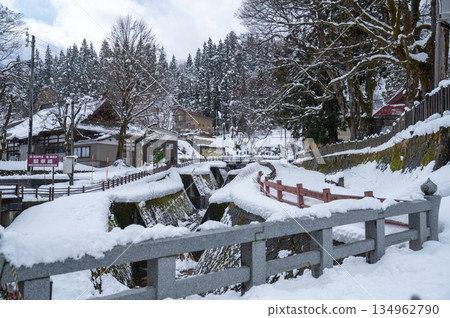 Snow-covered temple approach and waterway | Silent winter scenery in Japan 134962790