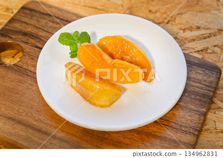 Caramelized apples on a plate 134962831