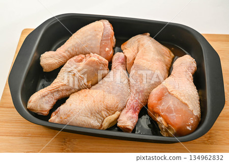 醃製好的帶骨雞肉擺放在烤盤上 醃製好的帶骨雞肉擺放在烤盤上 134962832
