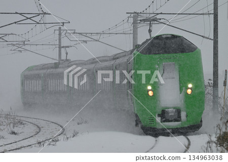 紫丁香特快列車正穿越暴風雪 134963038