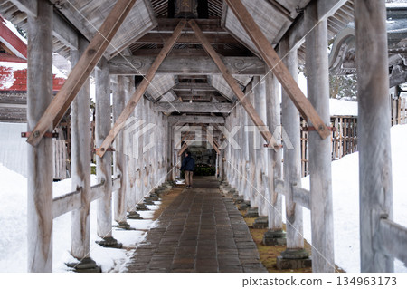 白雪環繞的寺廟迴廊 | 冬日里，日本建築的深邃之美盡收眼底 134963173