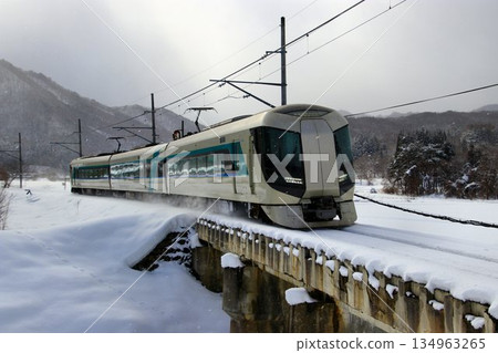 Snow country, Minamiaizu ... Going on a frozen railroad [Limited Express Liberty] 500 series 134963265