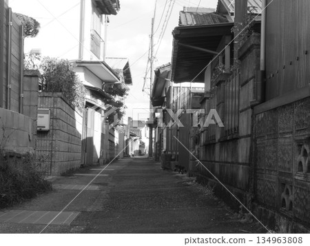 Narrow back alley Narrow back alley 134963808