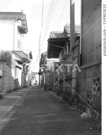 Narrow back alley 134963810