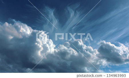 藍天與積雨雲和卷雲的對比 134963993