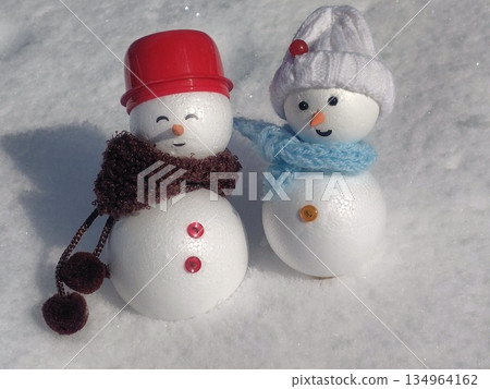 新雪和兩個雪人 134964162